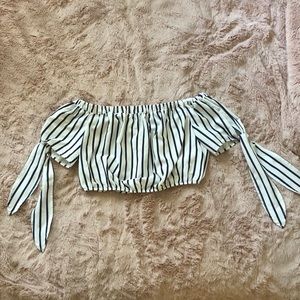 Forever 21 • Off-the-Shoulder Crop Top 🖤